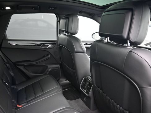 Used 2026 Porsche Macan AWD/4WD image 7