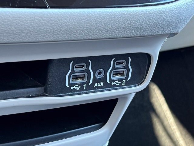 Used 2024 Chrysler Pacifica Touring-L FWD image 30