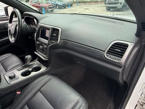 Used 2019 Jeep Grand Cherokee Laredo AWD/4WD image 18