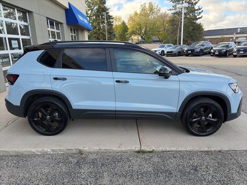 Certified 2025 Volkswagen Taos SE image 10