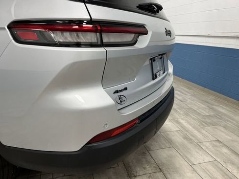 Used 2024 Jeep Grand Cherokee L Laredo image 34