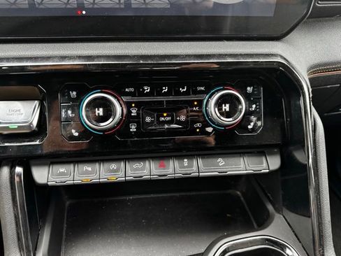 Used 2024 GMC Sierra 1500 AT4 w/ AT4 Premium Package AWD/4WD image 28