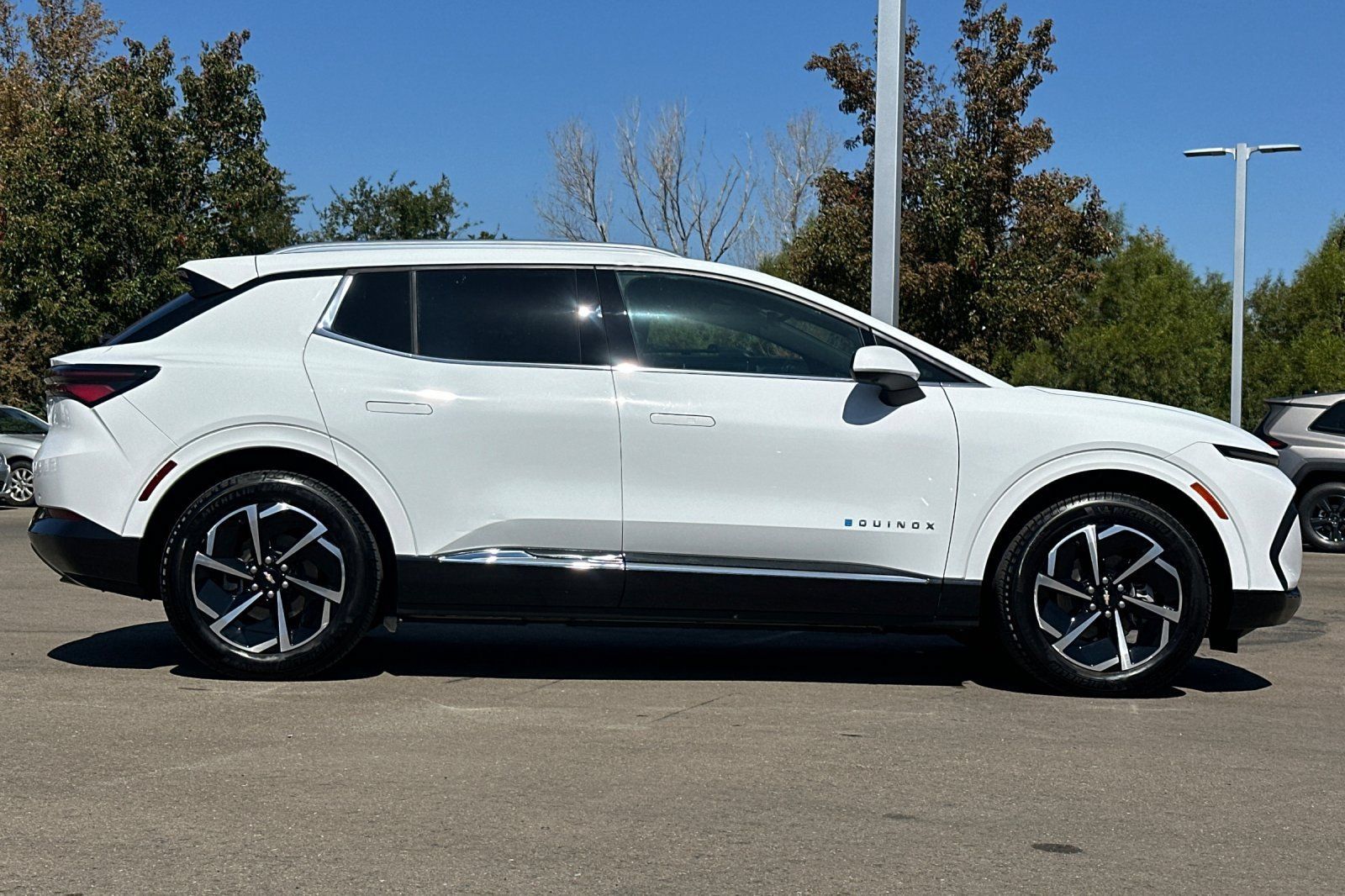 Used 2024 Chevrolet Equinox EV LT FWD image 3