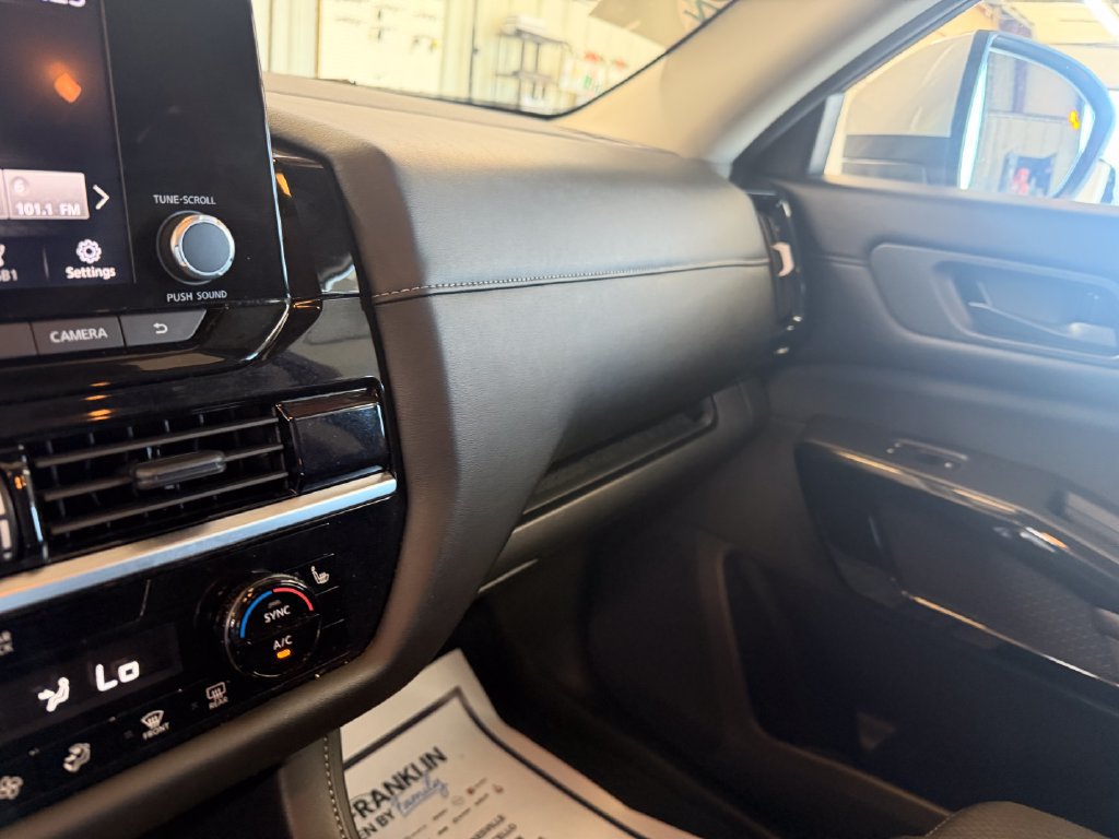 Used 2025 Nissan Pathfinder SV AWD/4WD image 13
