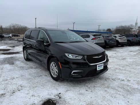 Used 2024 Chrysler Pacifica Touring-L image 21