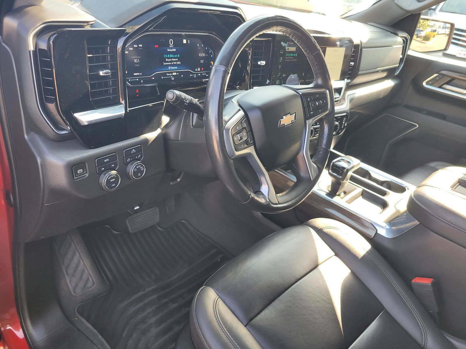 Used 2022 Chevrolet Silverado 1500 LT w/ Leather Package AWD/4WD image 8