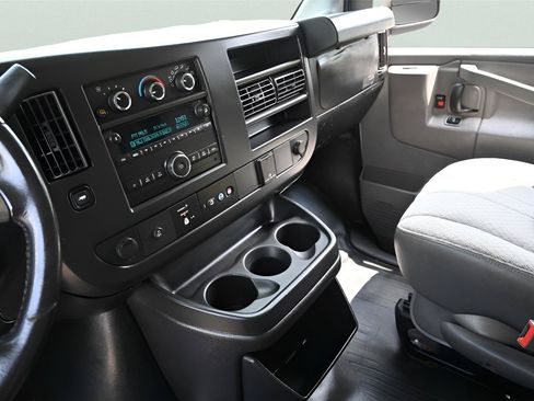 Used 2017 Chevrolet Express 3500 RWD image 18