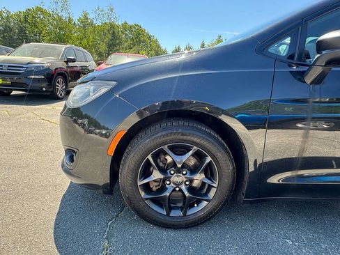 Used 2019 Chrysler Pacifica Touring-L w/ S Appearance Package FWD image 17
