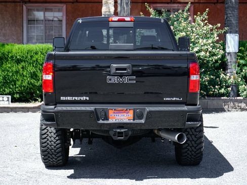 Used 2017 GMC Sierra 2500 Denali w/ Duramax Plus Package AWD/4WD image 7