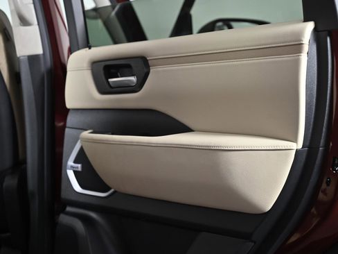 Used 2025 Nissan Armada Platinum image 38