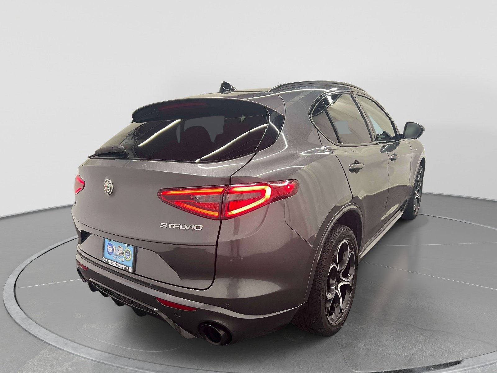 Used 2023 Alfa Romeo Stelvio Veloce AWD/4WD image 5