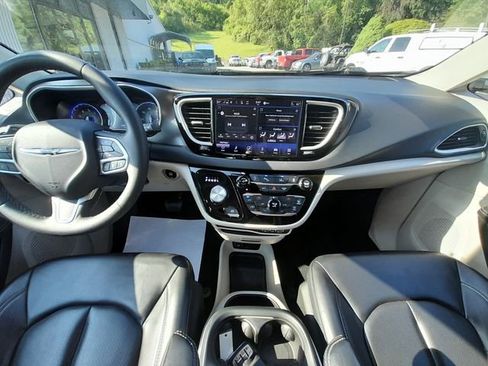 Used 2023 Chrysler Pacifica Touring-L FWD image 43