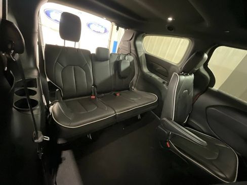 Used 2026 Chrysler Pacifica Limited FWD image 16