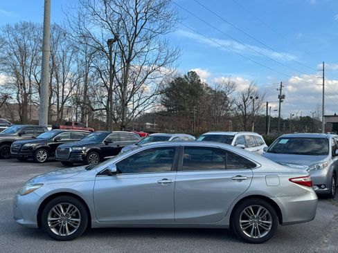 Used 2015 Toyota Camry SE FWD image 4