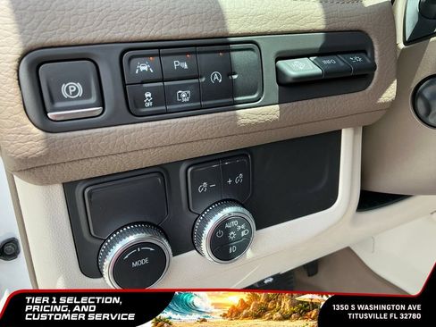 Used 2024 GMC Yukon XL Denali RWD image 25