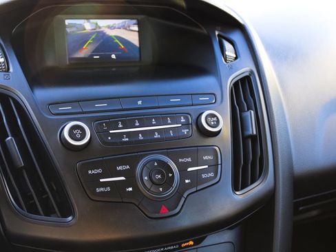 Used 2018 Ford Focus SE FWD image 18