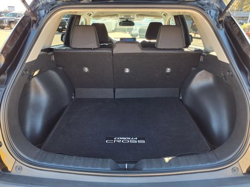 Used 2024 Toyota Corolla Cross LE image 11