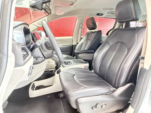 Used 2023 Chrysler Pacifica Touring-L FWD image 18