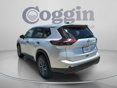 Used 2024 Nissan Rogue S AWD/4WD image 2