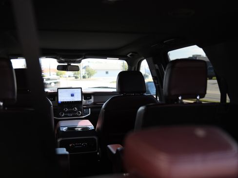 Used 2024 Ford Expedition Limited image 8