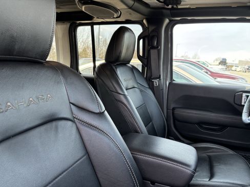Used 2022 Jeep Wrangler Unlimited Sahara w/ Cold Weather Group image 34
