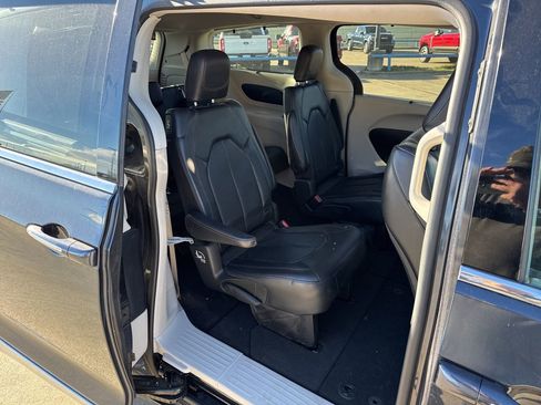 Used 2020 Chrysler Pacifica Touring-L image 12