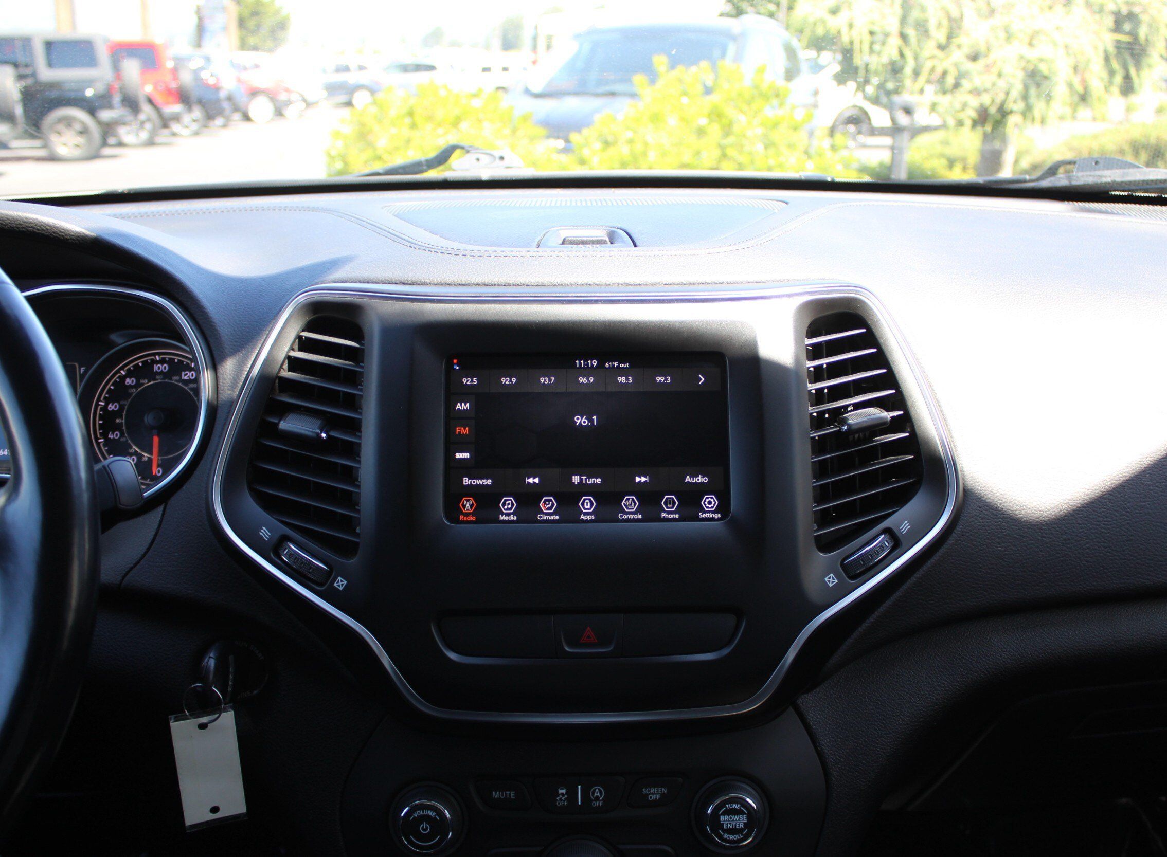 Used 2019 Jeep Cherokee Sport AWD/4WD image 27
