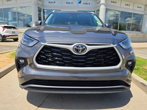 Used 2022 Toyota Highlander XLE AWD/4WD image 2