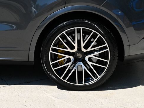 Used 2025 Porsche Cayenne Turbo AWD/4WD image 10