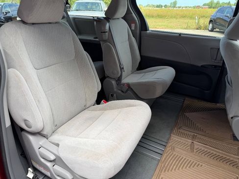 Used 2017 Toyota Sienna LE FWD image 30