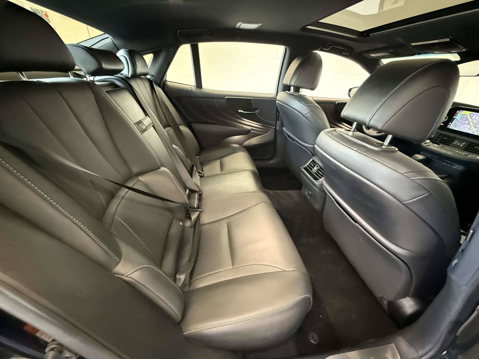 Certified 2022 Lexus LS 500 AWD w/ Accessory Package (Z1) image 16