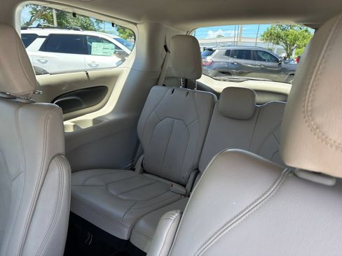 Used 2021 Chrysler Pacifica Touring-L FWD image 31