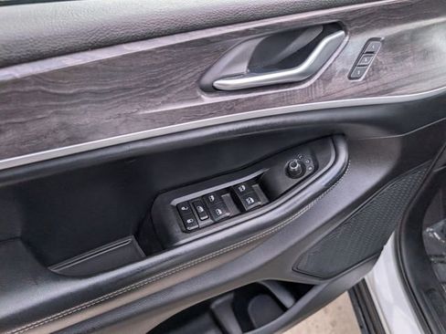 Used 2023 Jeep Grand Cherokee Limited w/ Luxury Tech Group II image 9