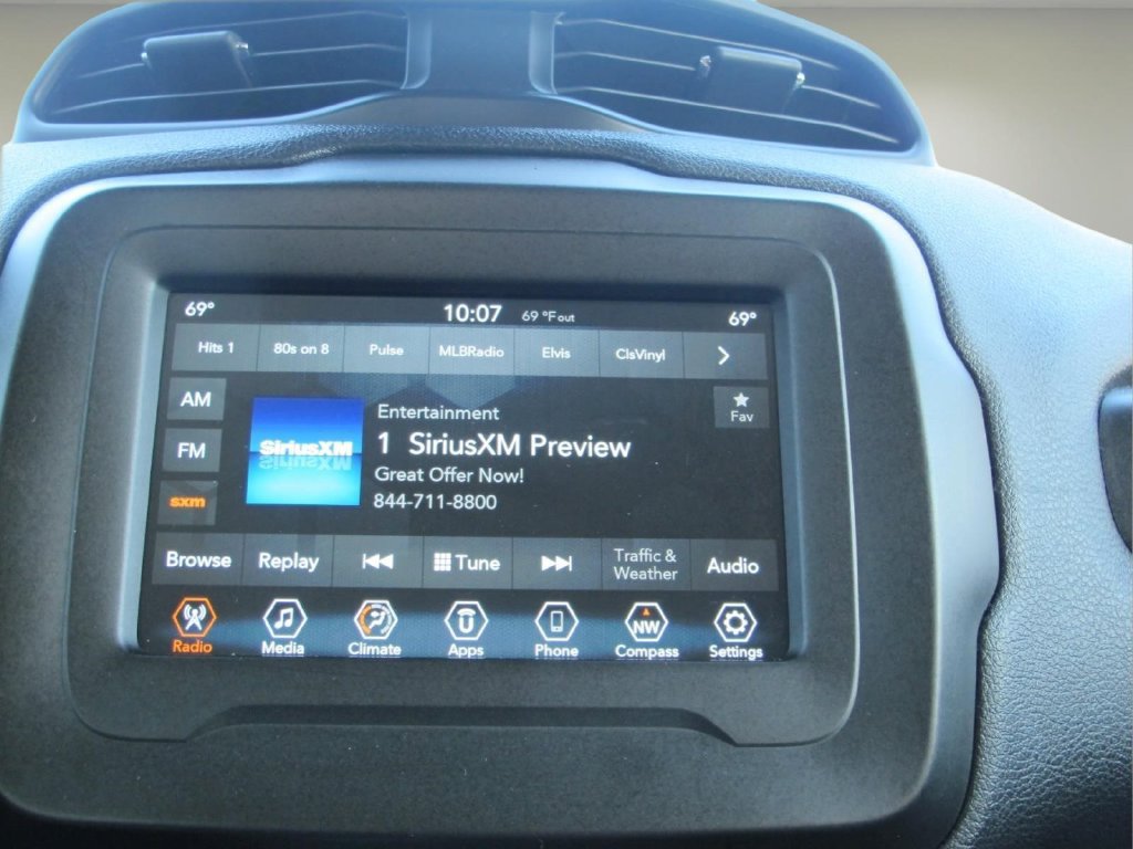 Used 2020 Jeep Renegade Latitude AWD/4WD image 17