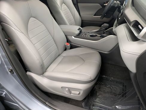 Used 2023 Toyota Highlander XLE AWD/4WD image 29