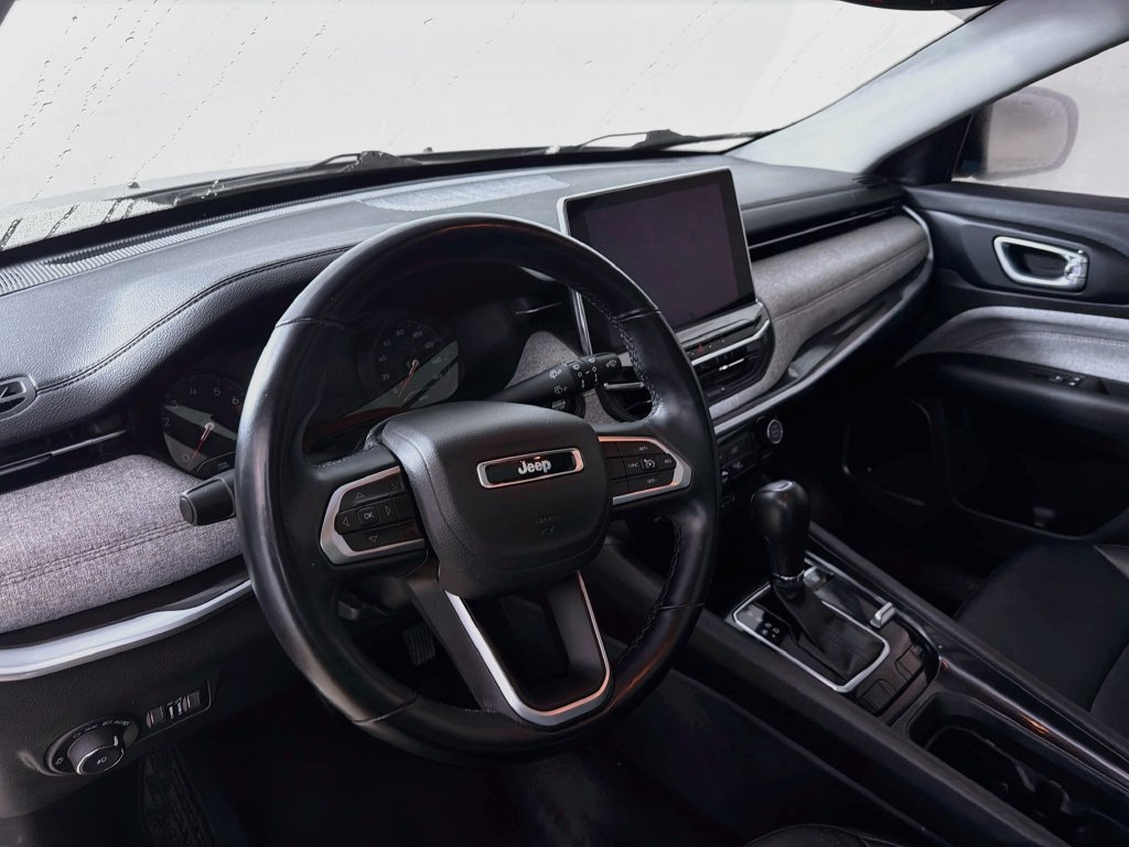 Used 2022 Jeep Compass Latitude w/ Sun and Sound Group AWD/4WD image 9