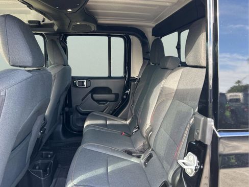 Used 2025 Jeep Gladiator Sport image 27