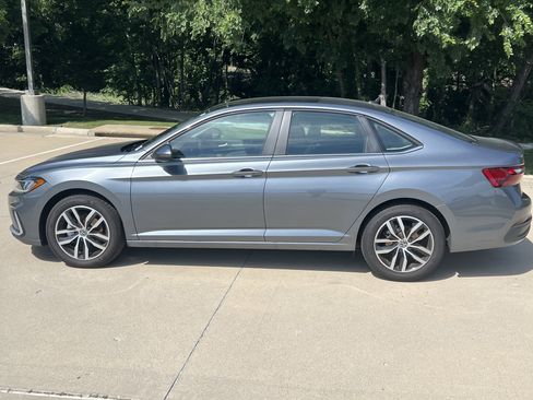 Used 2025 Volkswagen Jetta SE w/ Sunroof Package FWD image 7
