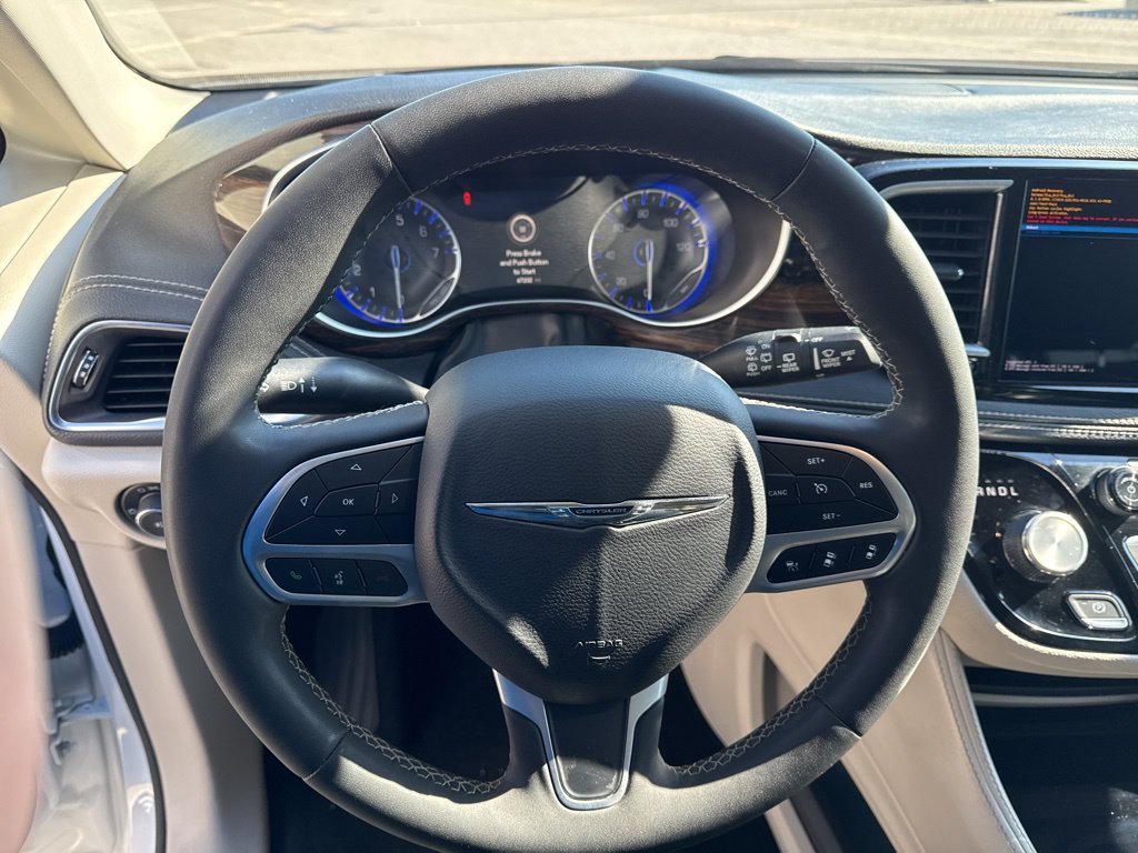 Used 2023 Chrysler Pacifica Limited FWD image 28