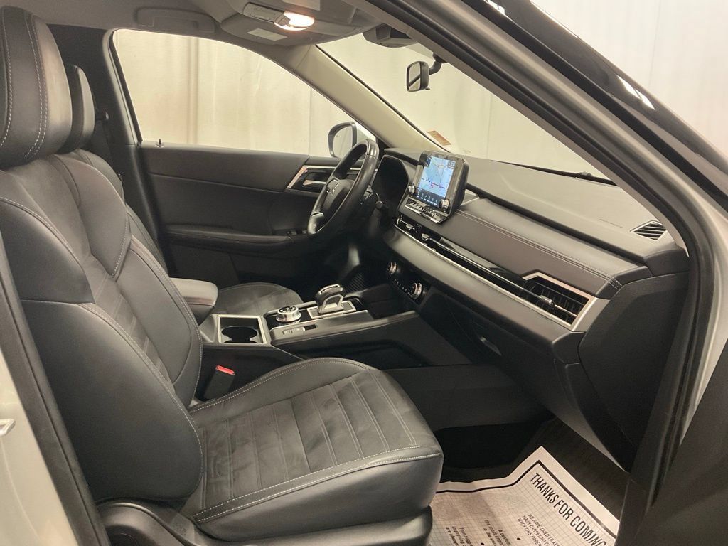 Used 2023 Mitsubishi Outlander SE AWD/4WD image 28