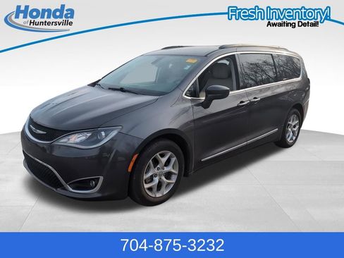 Used 2017 Chrysler Pacifica Touring-L w/ Tire & Wheel Group image 4