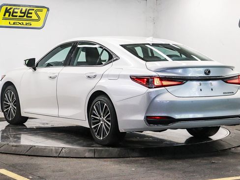 Used 2025 Lexus ES 300h w/ Premium Package FWD image 2