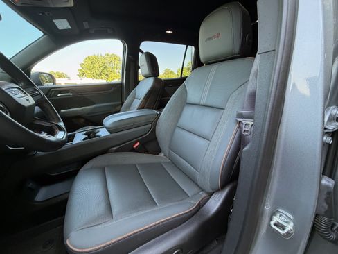 Used 2025 GMC Acadia AT4 w/ Luxury Package AWD/4WD image 8