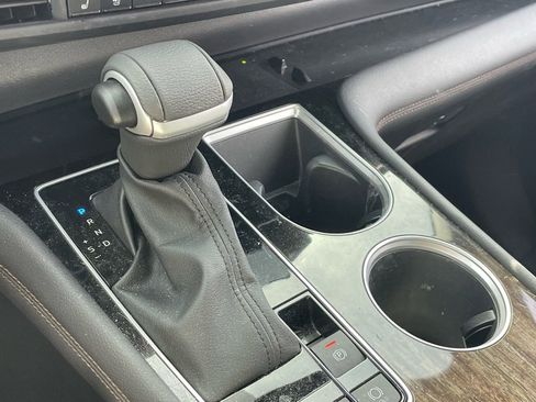 Used 2025 Toyota Sienna Limited image 5