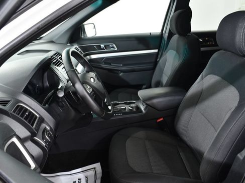 Used 2017 Ford Explorer XLT AWD/4WD image 6