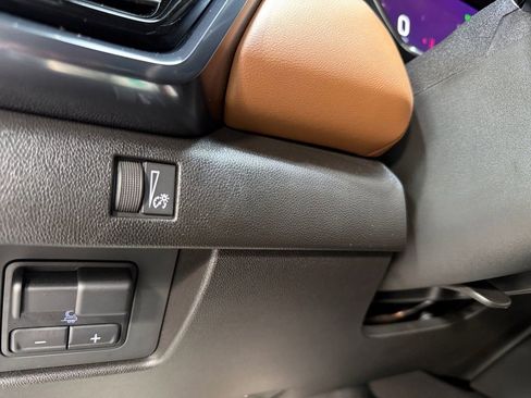 Used 2025 GMC Canyon AT4 image 38