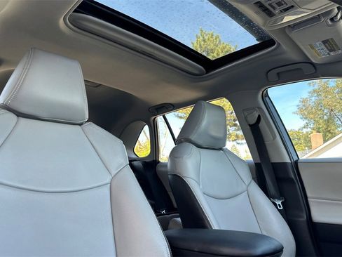 Used 2022 Toyota RAV4 XLE image 19