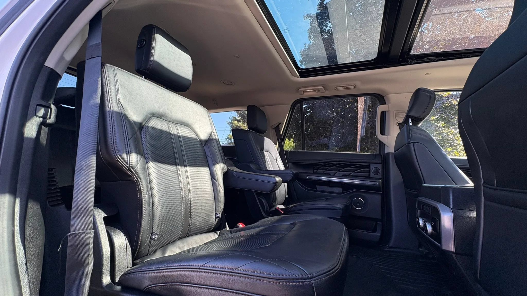 Used 2018 Ford Expedition Platinum AWD/4WD image 30