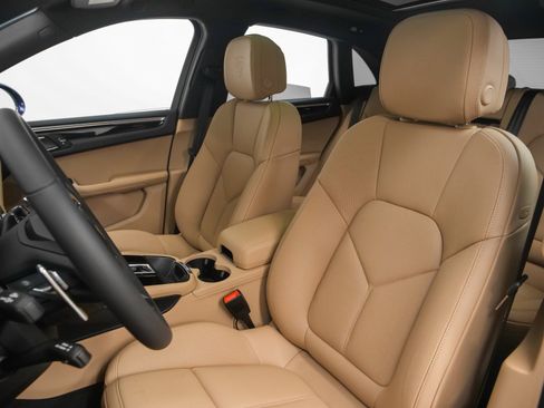Certified 2025 Porsche Macan image 5