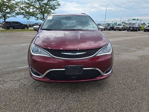 Used 2017 Chrysler Pacifica Limited w/ Advanced Safetytec Group FWD image 2